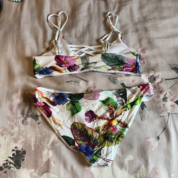 Floral bikini - Picture 2 of 2